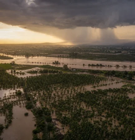 Vista aérea de campos agrícolas inundados en la región Costa de Ecuador durante el Fenómeno de El Niño